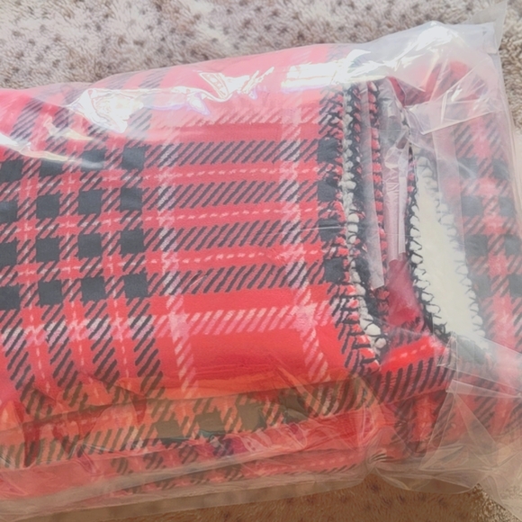 NWT Victoria's Secret Cozy Plush Blanket - Picture 5 of 5